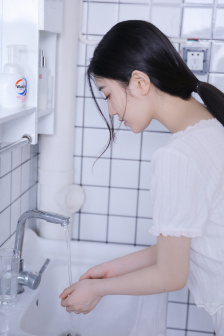 《年轻女教师》在线播放